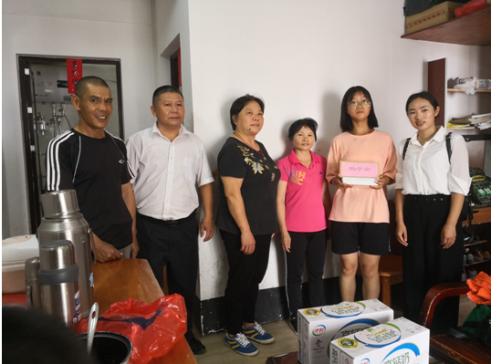 到困難學生黃國靜家中慰問.png