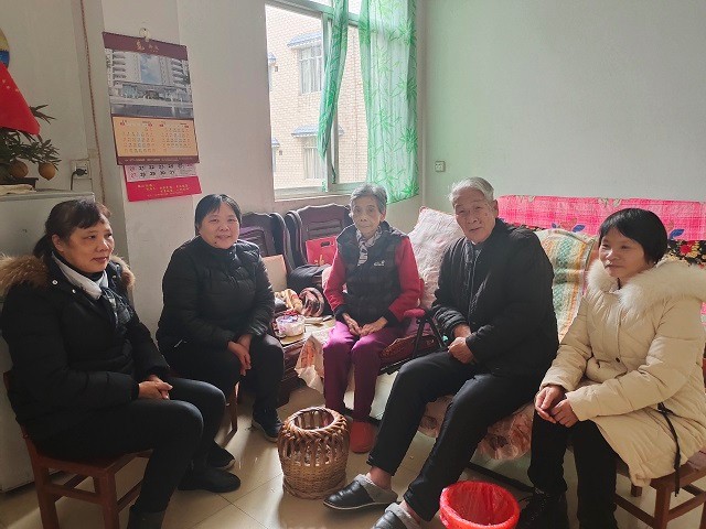 慰問老黨員.jpg