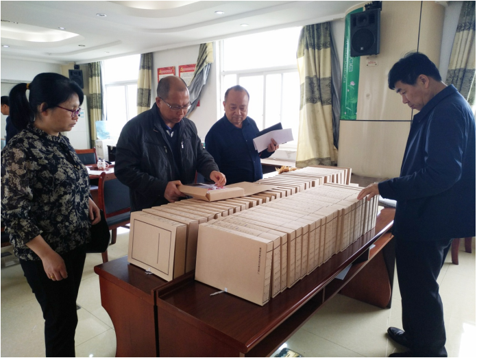 4月20日，調(diào)研指導(dǎo)組在岑溪市檔案館查看脫貧攻堅(jiān)檔案整理情況.png