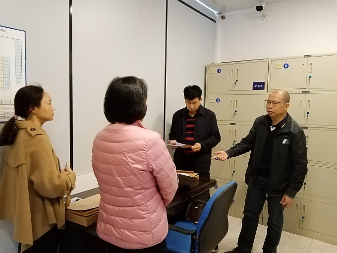 企業(yè)檔案工作目標(biāo)管理自治區(qū)級評審組在檔案庫房現(xiàn)場查看.jpg